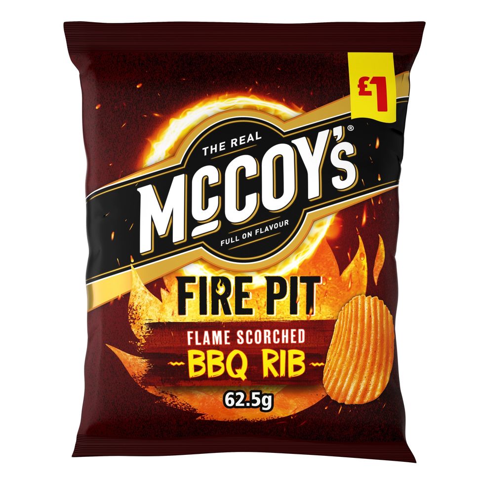 702439 McCoys Fire Pit Flame Scorched BBQ Rib Sharing Crisps 62.5g 1GBP PMP WK334 scaled