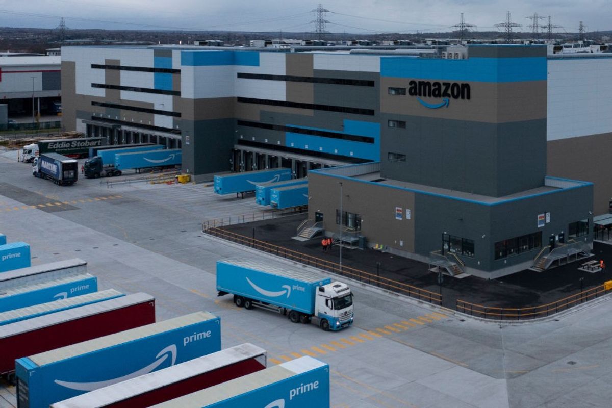 Amazon staff at UK warehouse 'ready to strike' over pay