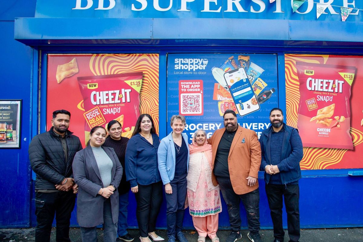 Yvette Cooper felicitates Pontefract c-store on 40-year milestone