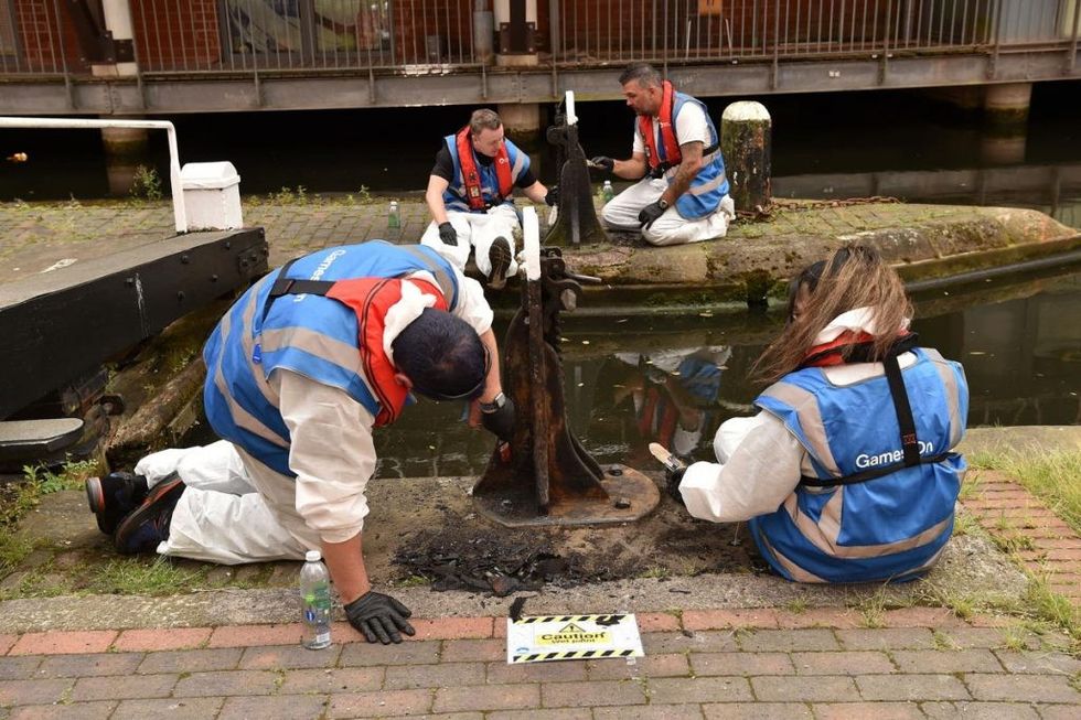 CCEP Cambrian Wharf lock painting