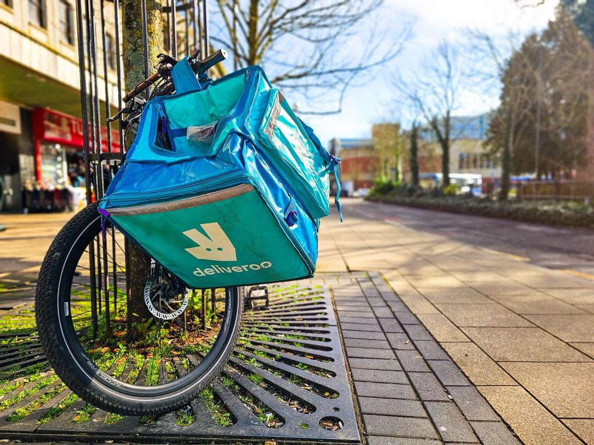Deliveroo courier bicycle equipped with blue thermal delivery bag