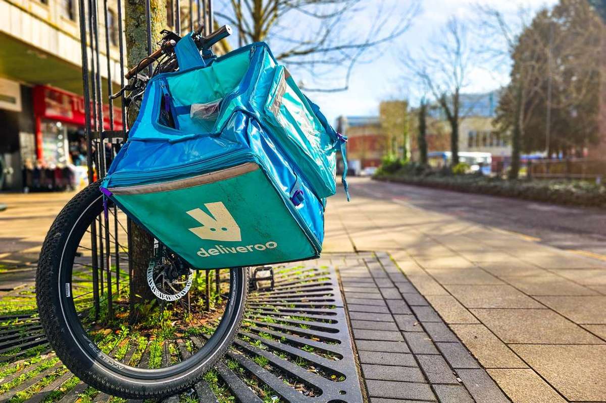 Deliveroo courier bicycle equipped with blue thermal delivery bag
