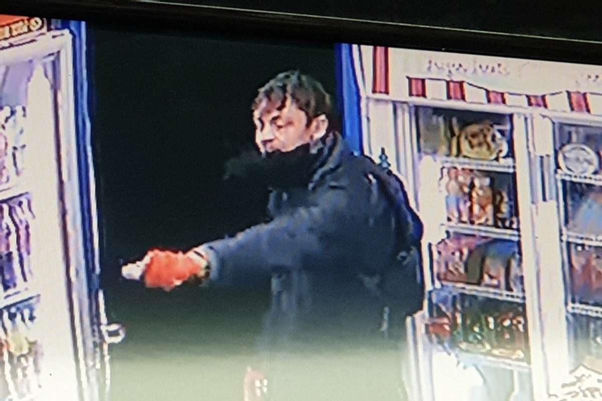Armed robber assaults and injures shop worker in Bournemouth
