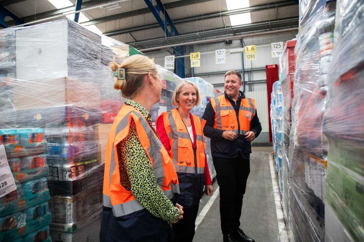 Emma Reynolds (C) visits Lidl’s warehouse in Runcorn