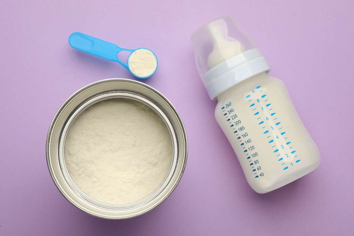 Feeding bottle with infant formula and powder