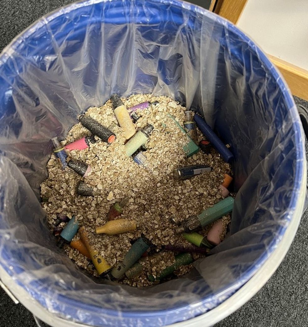 Filled recycling drum with vermiculite
