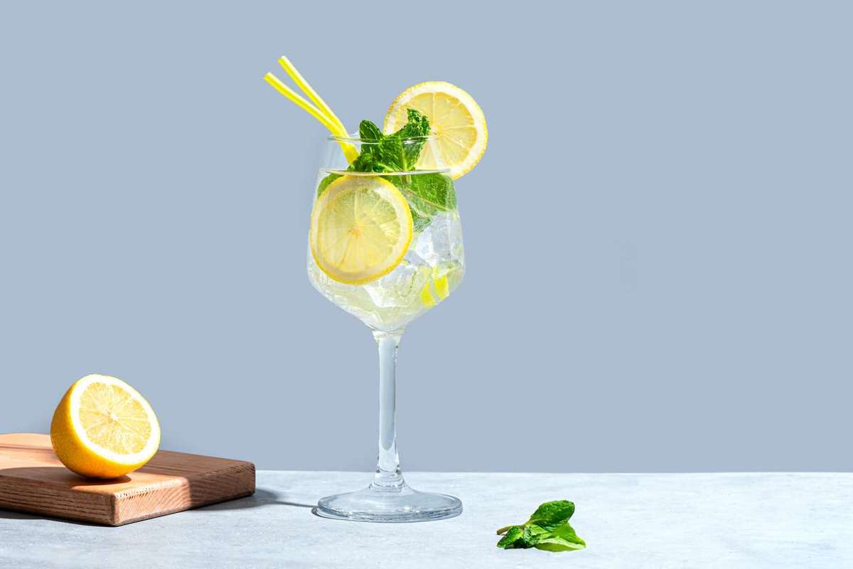 Hugo Spritz cocktail drink