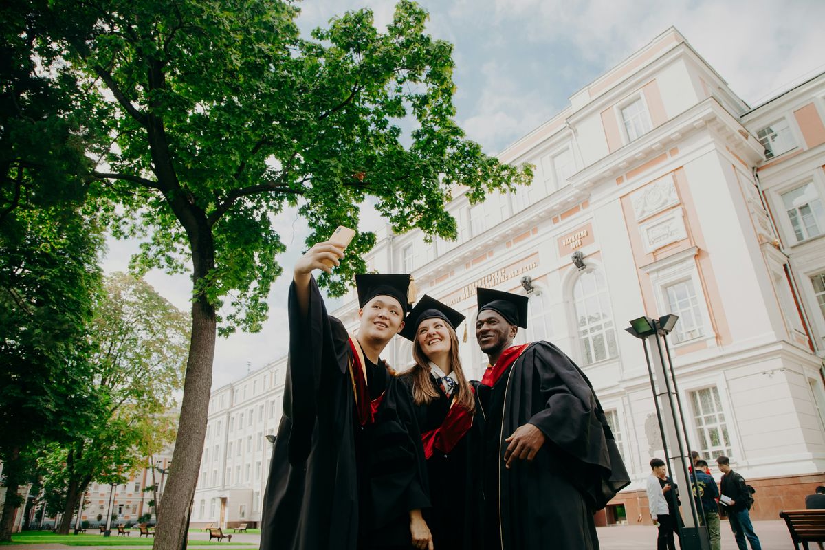 Leverhulme Trust opens undergraduate bursary applications for trade workers' families