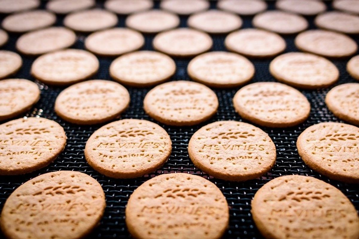 pladis UK&I bins all black plastic