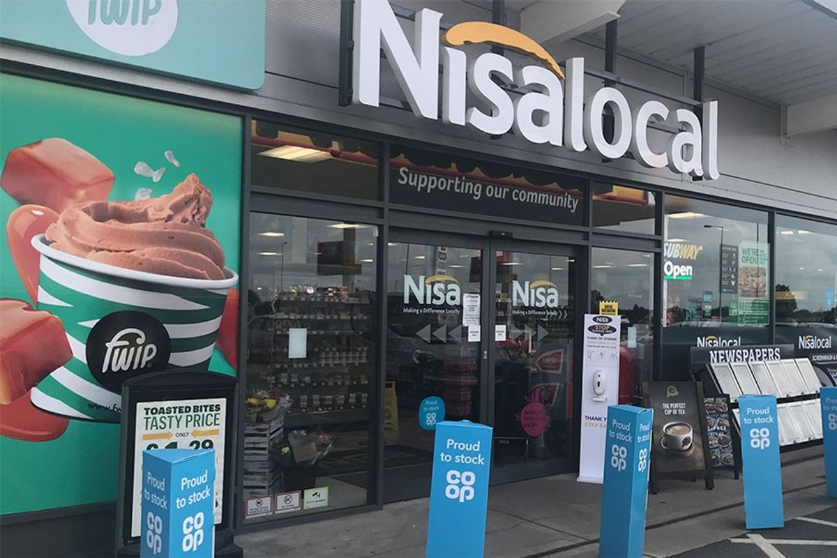 Shell-Nisa Local Pocklington donates £1,000 to charity