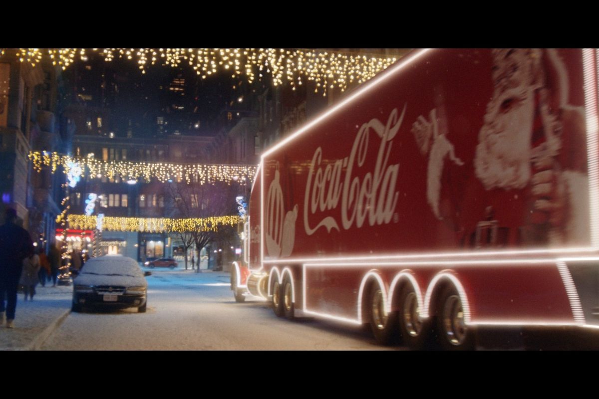 Coca-Cola lights up the UK with return of iconic advert