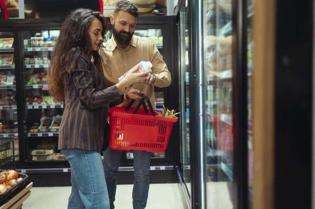 Shoppers dine-in plans push grocery sales