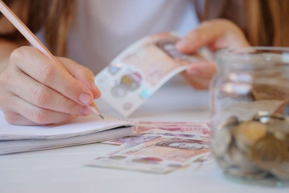 'Be ready to accept more notes as Britons turn to cash to stick to budget'