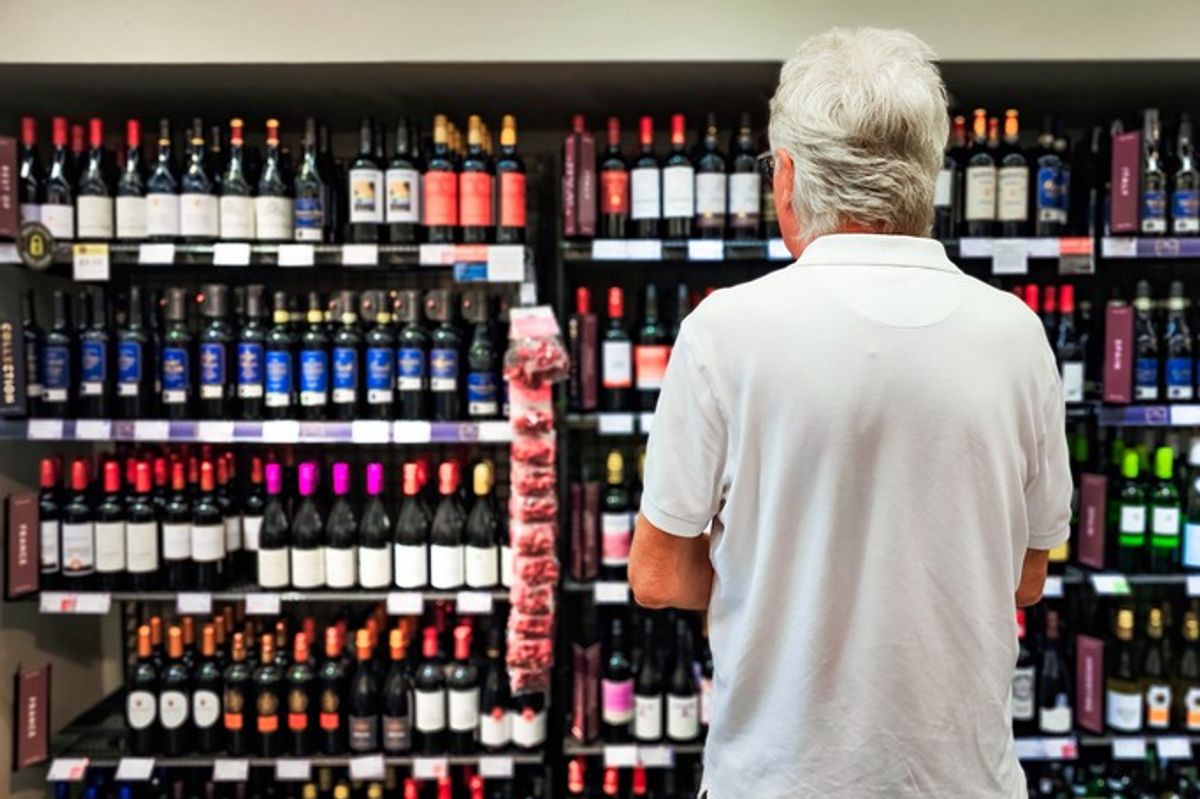 Dolly Parton launches prosecco and rosé range in UK