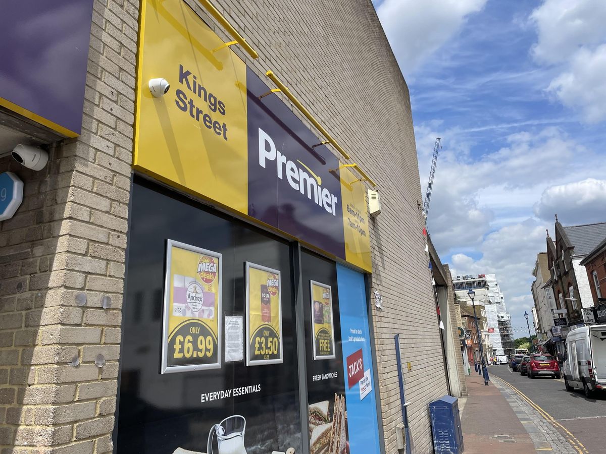 Store stripped of licence for having illegal worker and selling alcohol to street drinkers