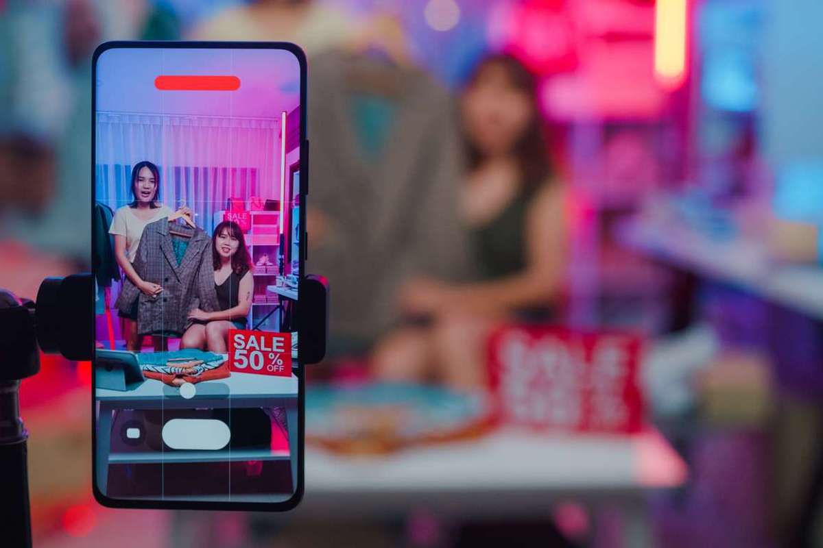 live streaming on phone show new collection fashion clothes to customers
