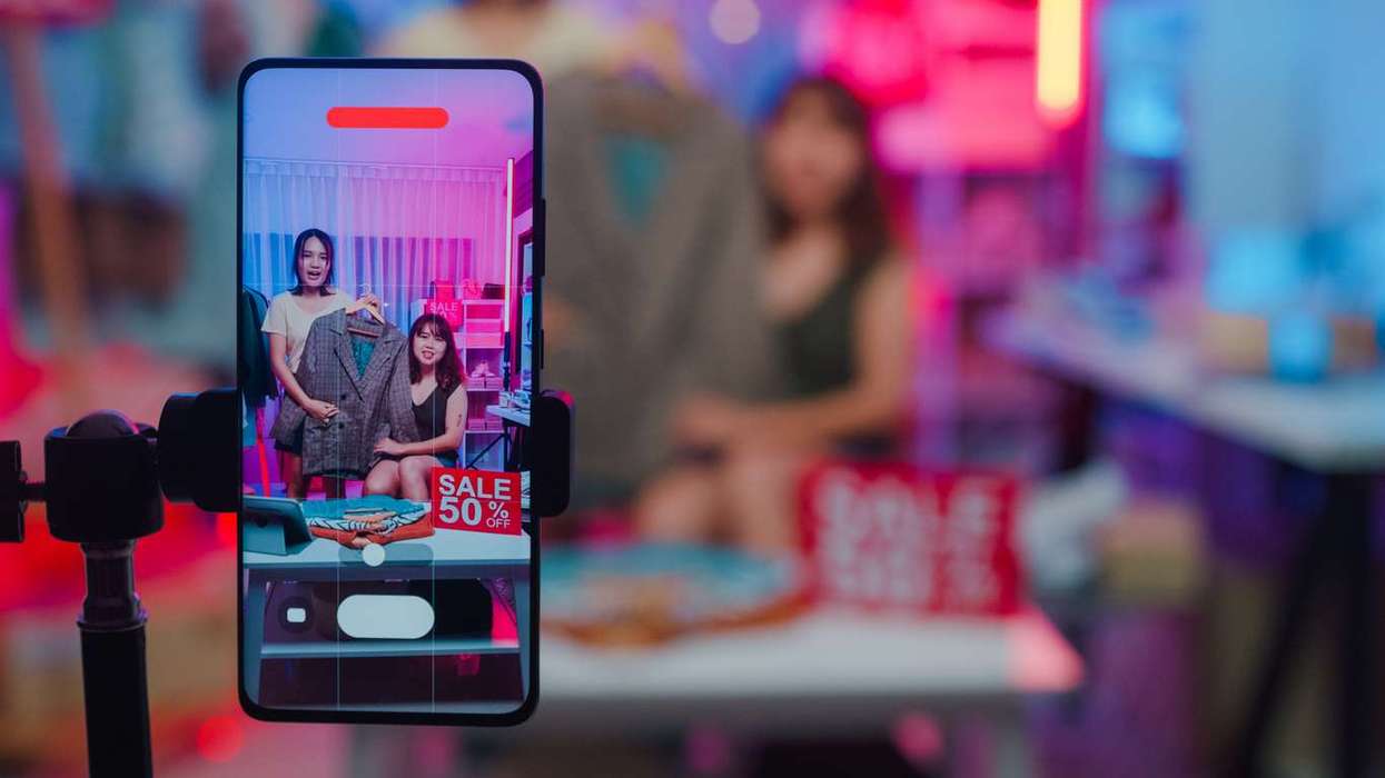 live streaming on phone show new collection fashion clothes to customers