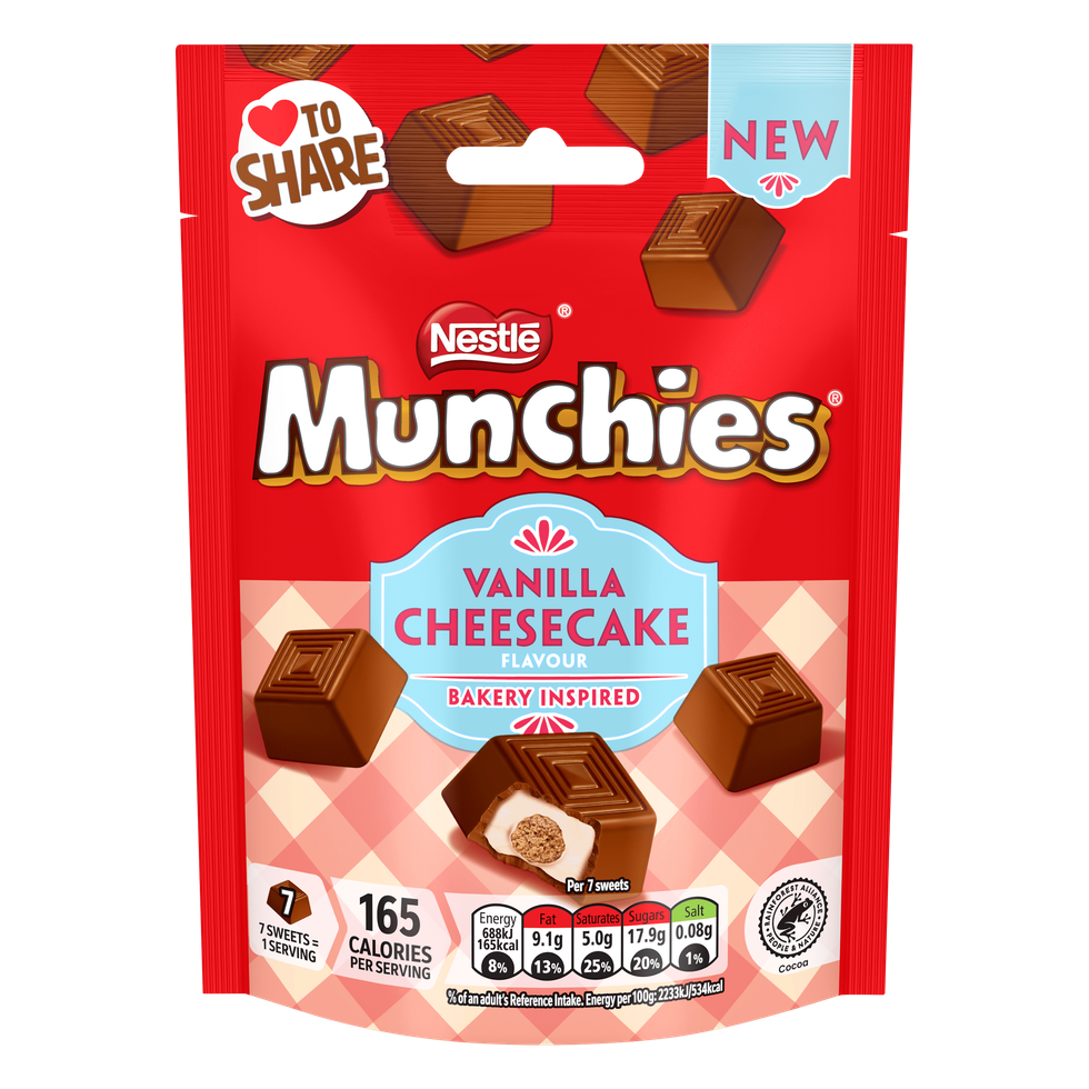 Milk chocolate cubes with vanilla cheesecake filling and biscuit