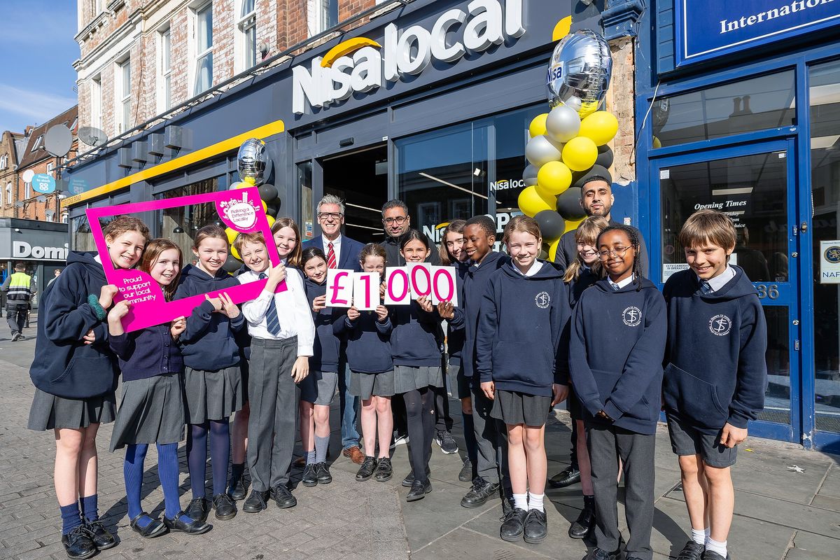 Nisa Local Uxbridge Road donates £1,000 to St. Stephen’s CE Primary School.