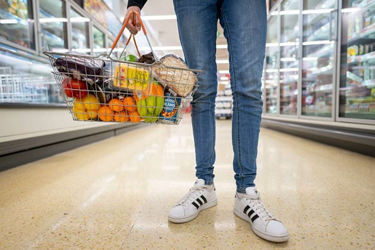Brits indulging in 'savvier grocery shopping' as consumer confidence dips: Barclaycard