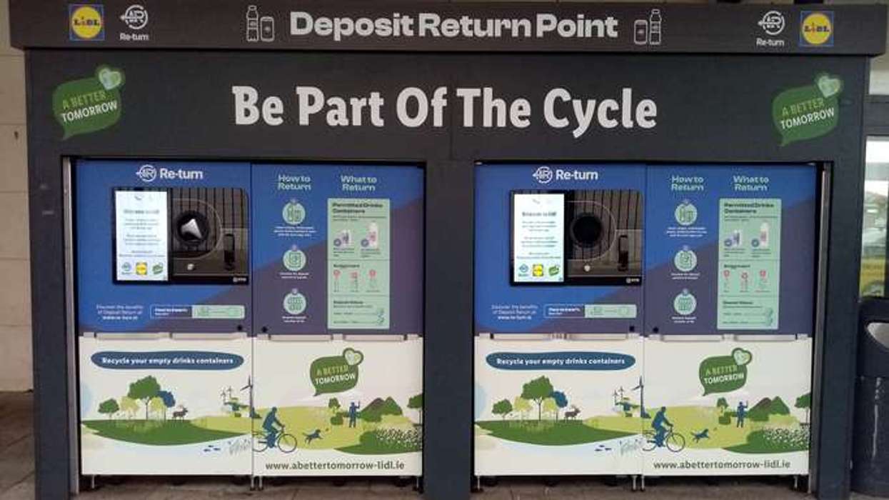 Plastic bottle deposit return machine