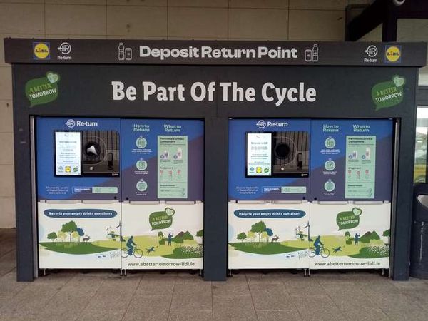 Plastic bottle deposit return machine
