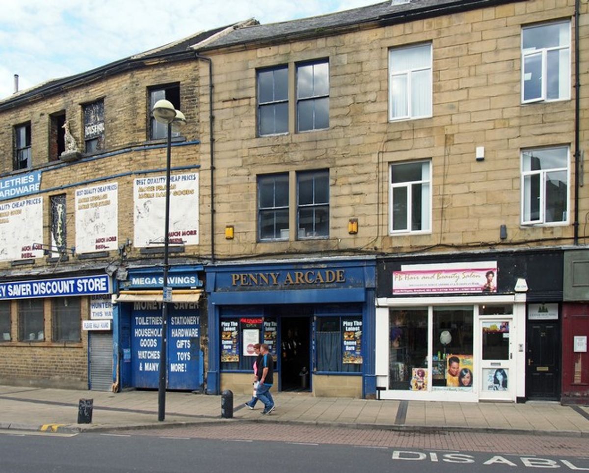 Appeal for man who tried to rob Bradford Premier store