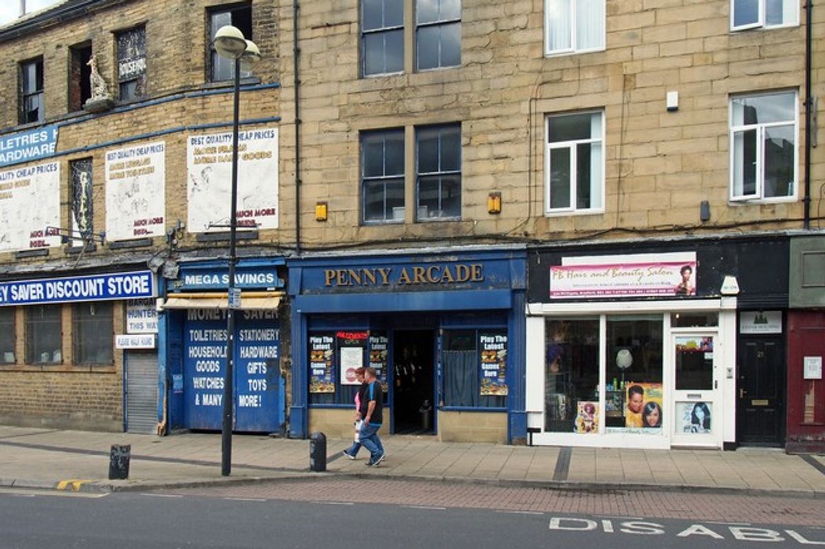 Appeal for man who tried to rob Bradford Premier store