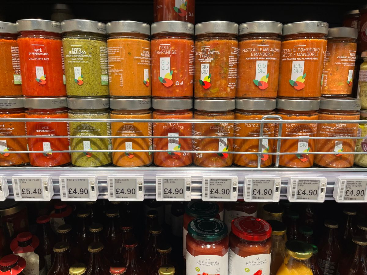 Retail shelf with ESLs showcasing AI-driven pricing for pesto jars to boost store efficiency