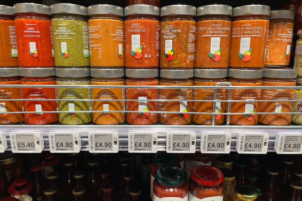 Retail shelf with ESLs showcasing AI-driven pricing for pesto jars to boost store efficiency