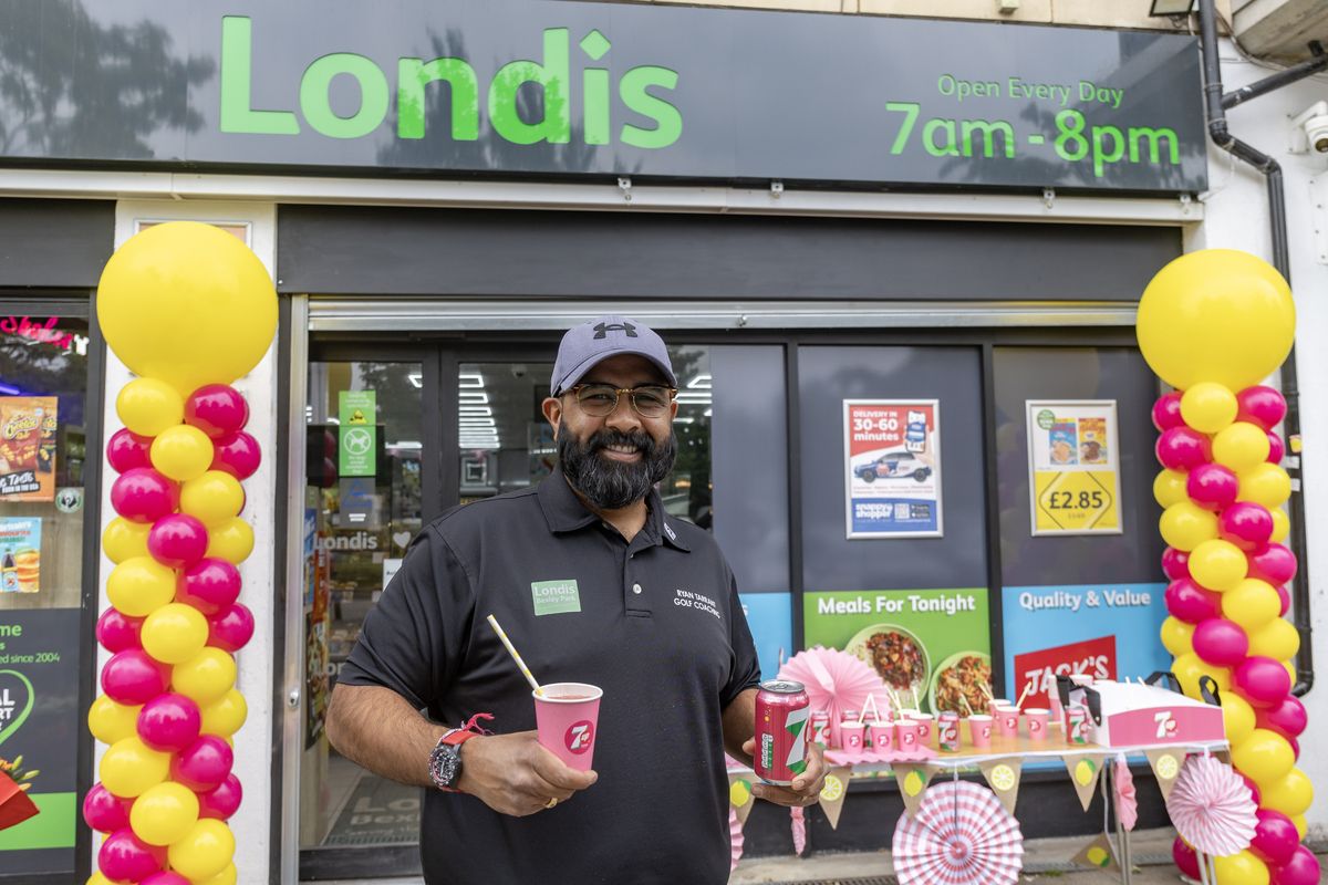 Shoppers enjoying 7UP’s zero sugar Pink Lemonade