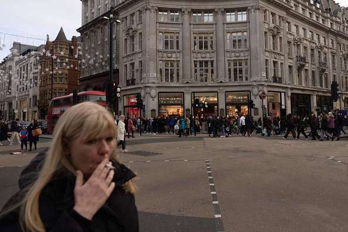 Women smoking in UK