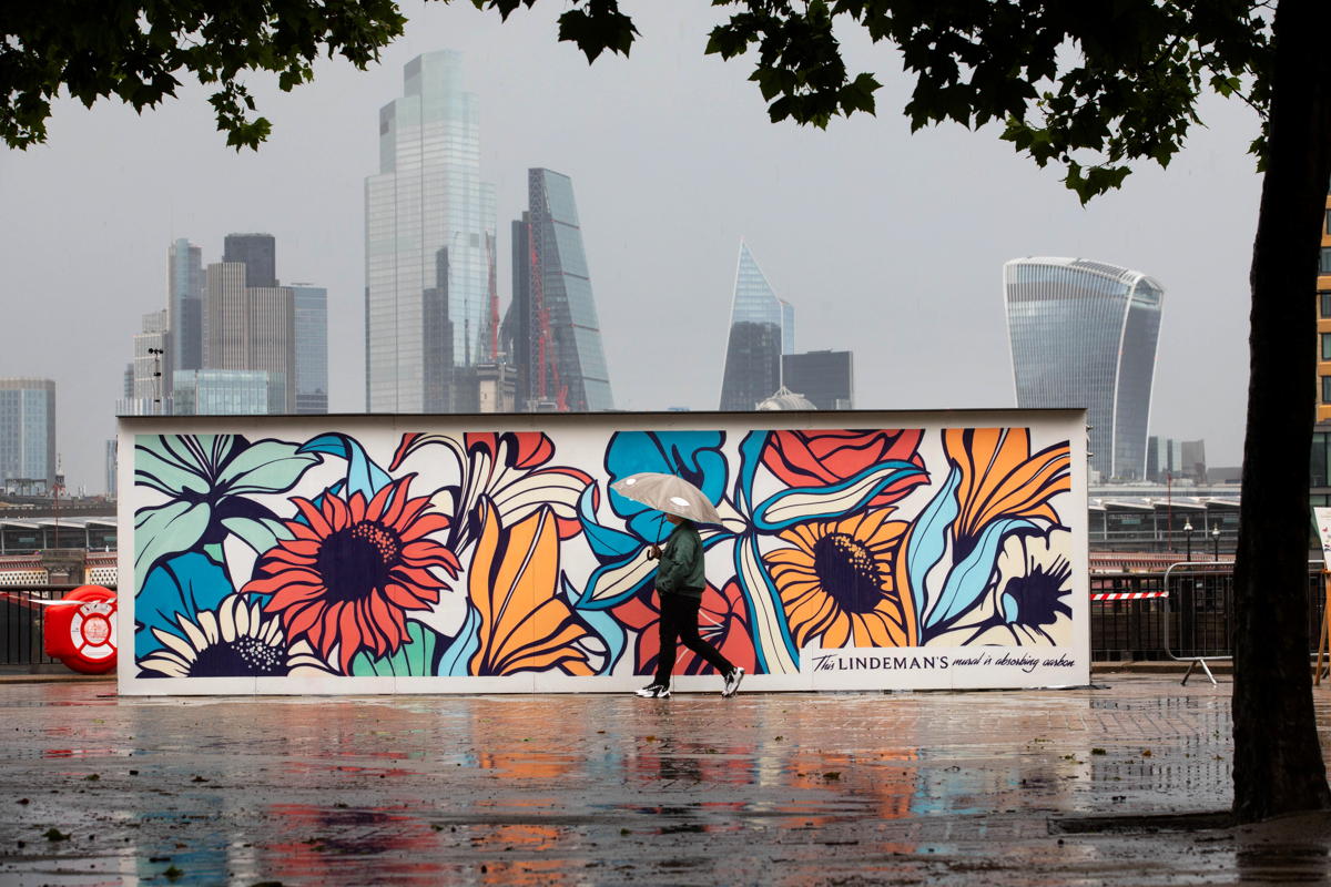 Lindeman’s unveils new campaign with carbon absorbing murals