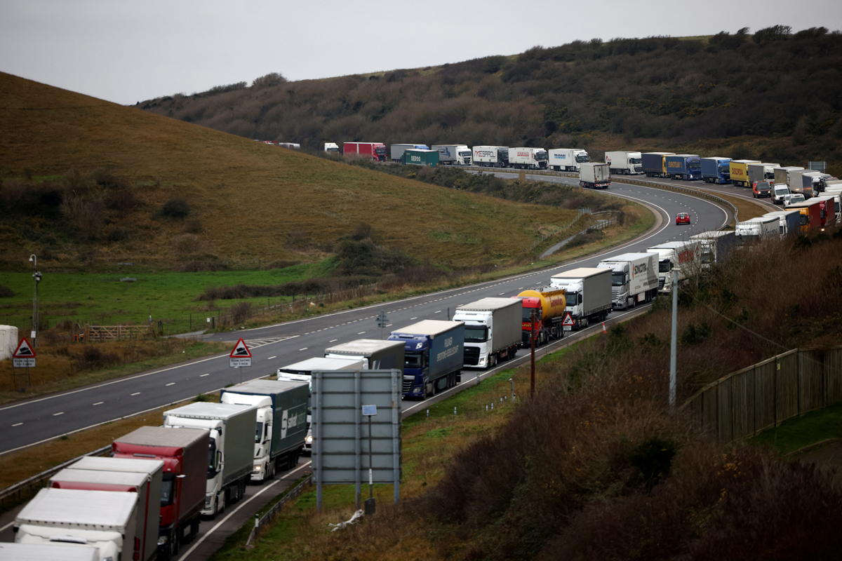 French travel rules as trucks queue up near Dover