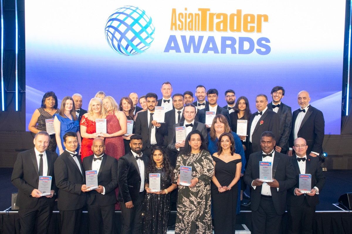 Surrey Costcutter’s Nithy and Sue win Symbol Convenience Retailer of the Year Award 1