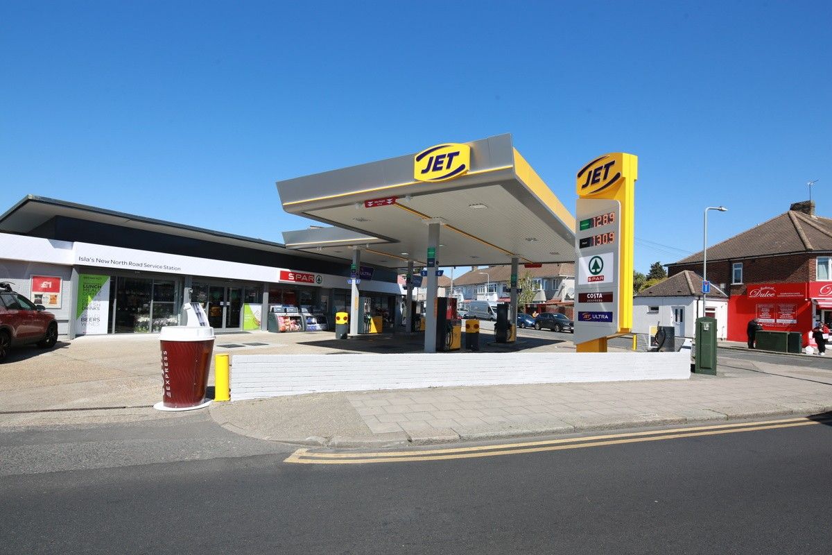 Ilford forecourt prepares for mega Mother's Day flower sales 1