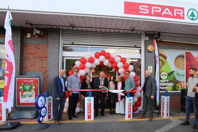 Rochdale celebrates opening of new family-owned SPAR store