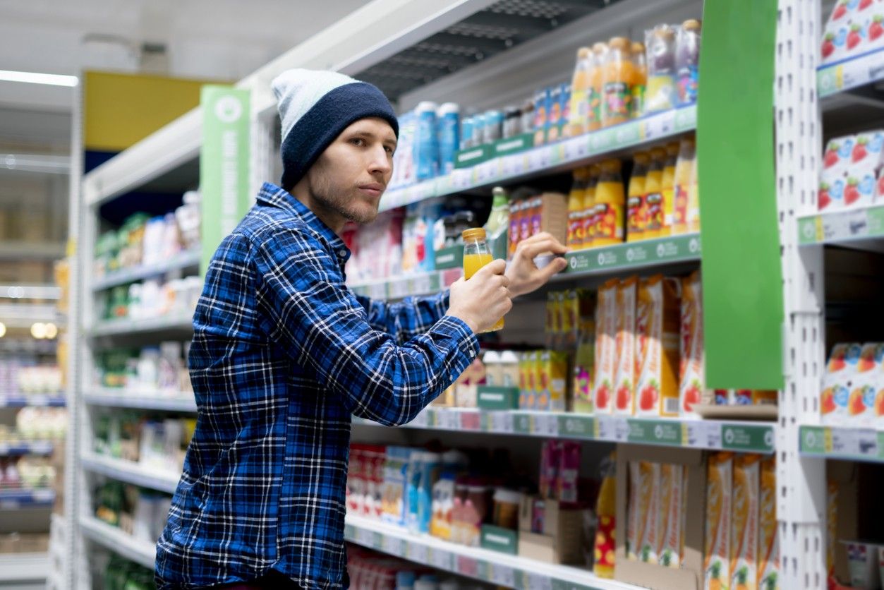 Stealing from a shop is. Клептомания у мужчин. Кража продуктов питания. Фото людей ворующих в магазинах. Мужчина ворует в магазине стоковое фото.